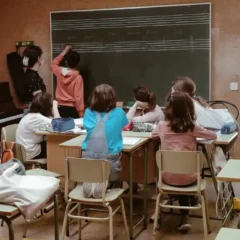 Niños y niñas en aula de música